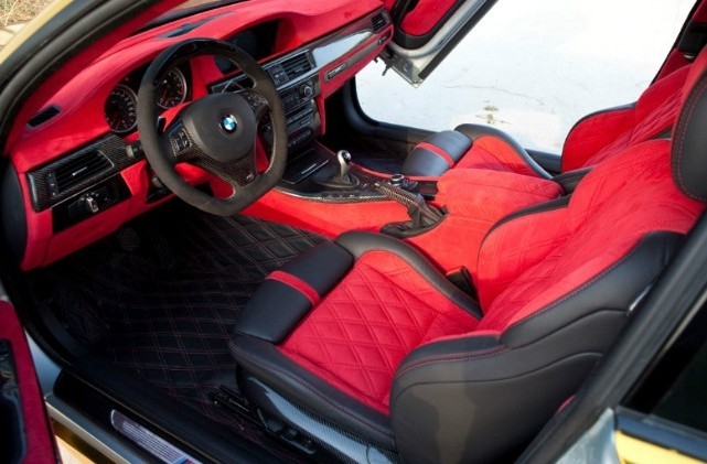 Nội thất của BMW M3 với hai tông màu chủ đạo là đỏ và đen.